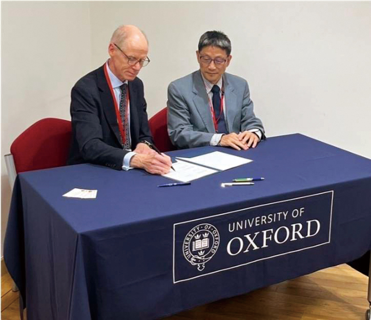 圖2國防醫學大學醫學院院長李俊泰代表簽署國防醫學大學醫學院與牛津大學雷德克里夫醫學院學術合作備忘錄簽署儀式正式啟動兩校學術交流軍醫局提供